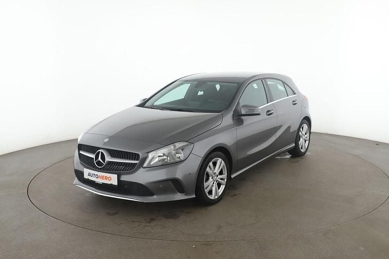 Grau Gebraucht 2017 Mercedes A180 Urban Limousine | 19.390 € (Fairer Preis) - Bild 1/3