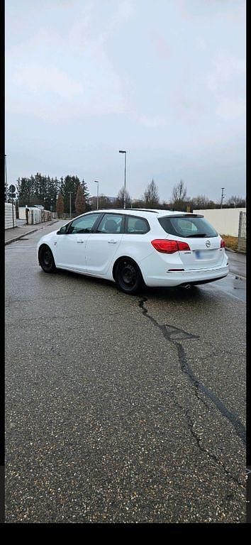 Gebraucht Opel Astra Edition 165 PS (121 kW) 2013 Weiß Kombi