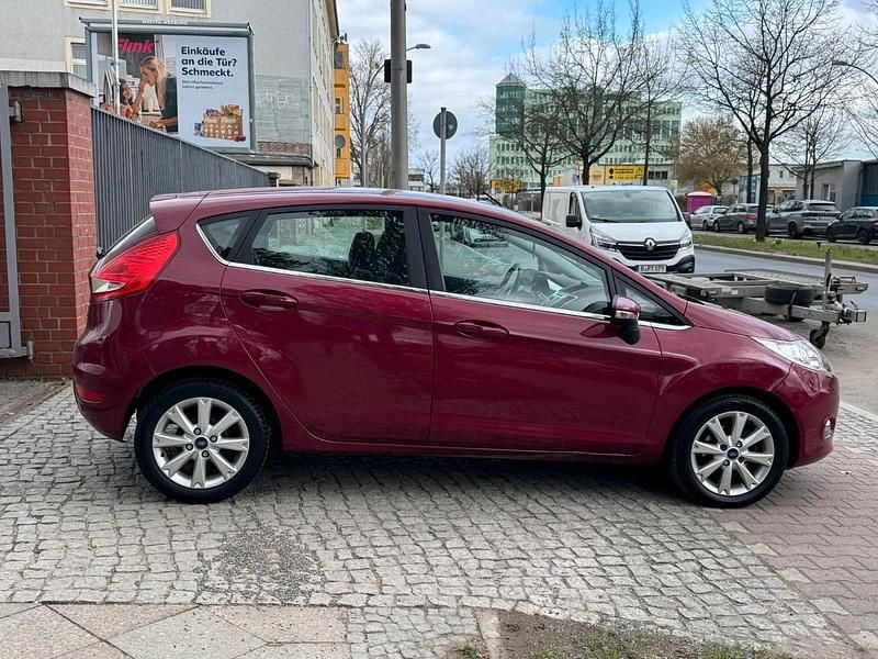 Gebraucht Ford Fiesta Titanium 97 PS (71 kW) 2010 Rot Kleinwagen