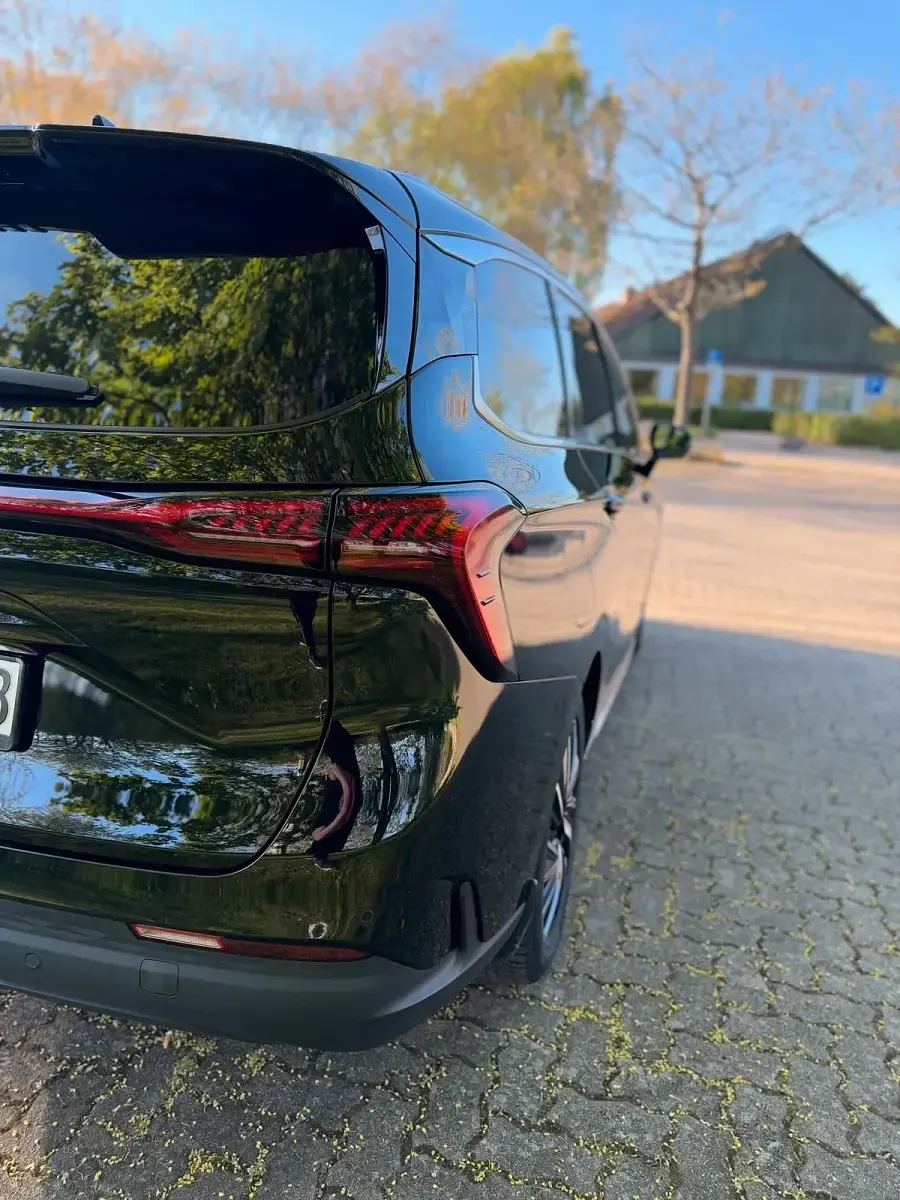 Gebraucht DFSK Forthing 4 177 PS (130 kW) 2025 Schwarz Van / Kleinbus