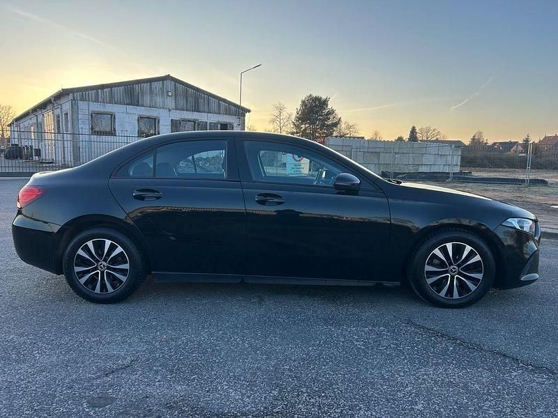 Gebraucht Mercedes A180 116 PS (85 kW) 2020 Schwarz Limousine