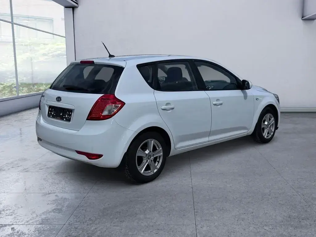 Gebraucht Kia Ceed Attract 90 PS (66 kW) 2010 Weiß Kleinwagen