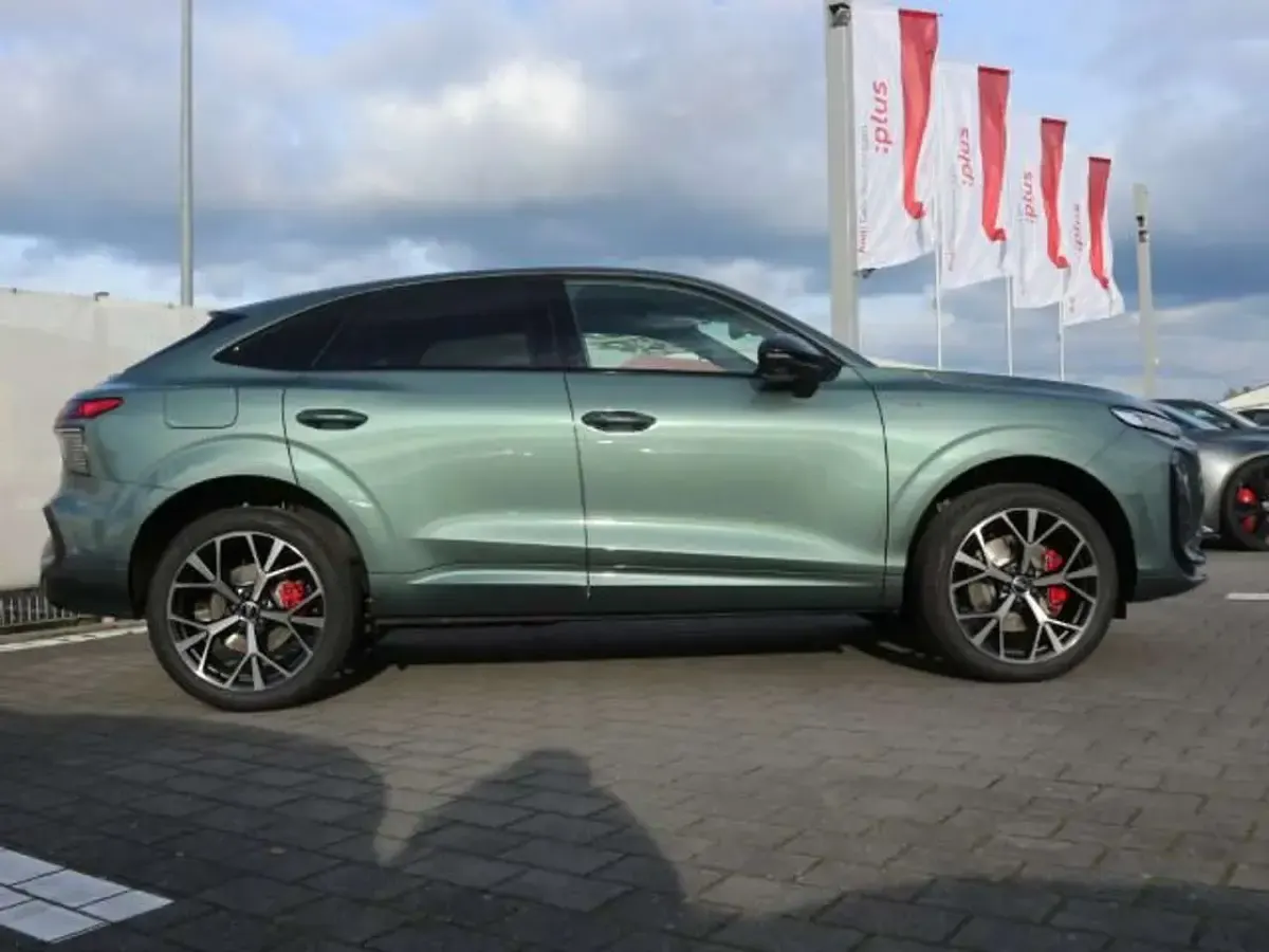 Neu Audi Q3 S-Line 272 PS (200 kW) 2025 Salbeigrün metallic SUV