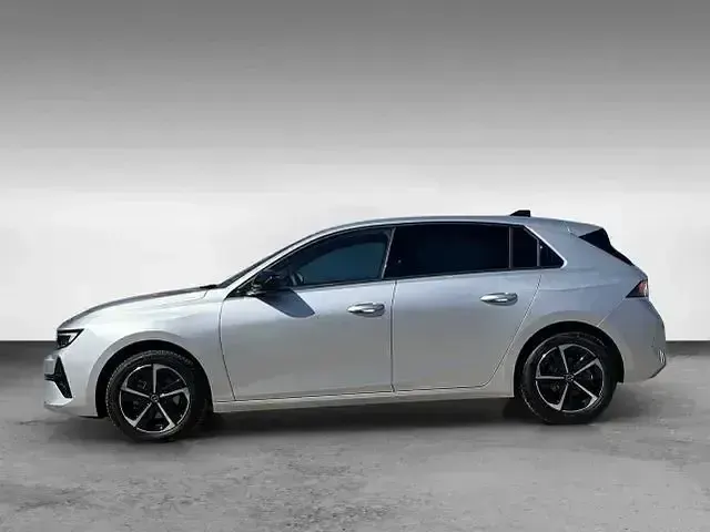 Gebraucht Opel Astra GS Line 131 PS (96 kW) 2024 Silber (kristall silber) Kleinwagen