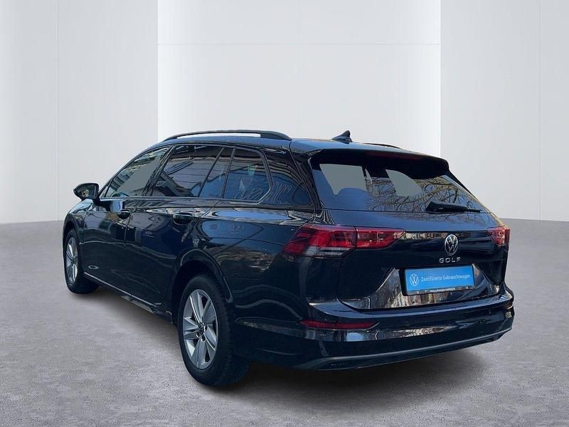 Gebraucht VW Golf VIII Life 110 PS (80 kW) 2022 2t deep black perleffekt (metallic) Kombi