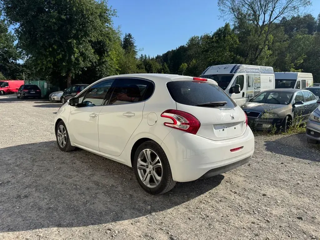 Gebraucht Peugeot 208 Active 82 PS (60 kW) 2012 Weiß Kleinwagen