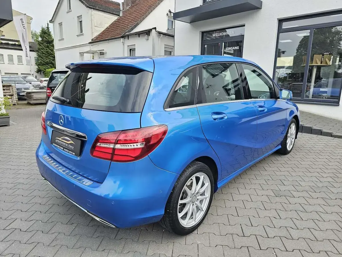 Gebraucht Mercedes B250 Urban 211 PS (155 kW) 2015 Blau Kleinwagen