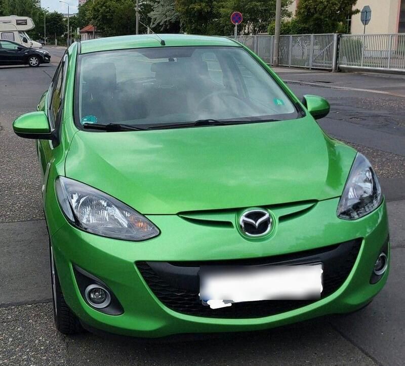 Grün Gebraucht 2013 Mazda 2 Edition Kleinwagen | 6.599 € (Fairer Preis) - Bild 1/4