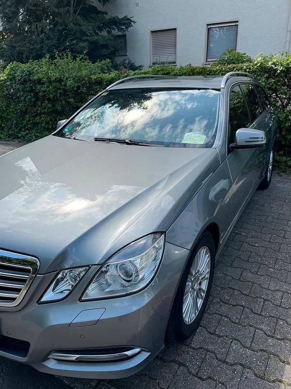 Silber Gebraucht 2011 Mercedes E220 Avantgarde Kombi | 10.250 € (Guter Preis) - Bild 1/4