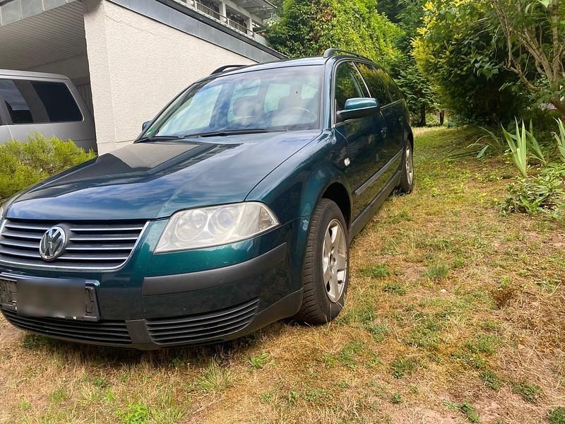 Grün Gebraucht 2002 VW Passat Basis Kombi | 1.900 € (Fairer Preis) - Bild 1/4