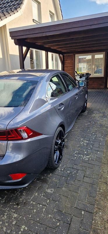 Gebraucht Lexus IS300h 223 PS (164 kW) 2016 Grau Limousine