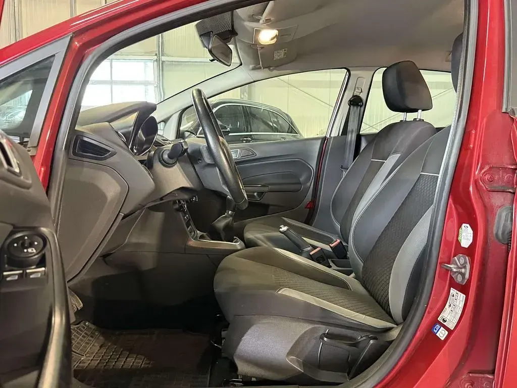 Gebraucht Ford Fiesta Trend 101 PS (74 kW) 2015 Candyrot metallic Kleinwagen
