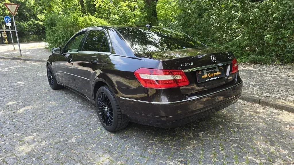 Gebraucht Mercedes E250 204 PS (150 kW) 2010 Braun Limousine