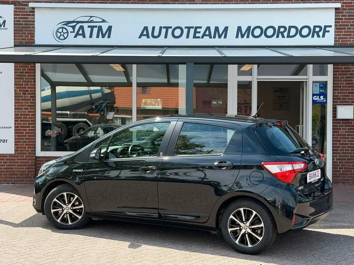 Gebraucht Toyota Yaris Hybrid Team 75 PS (55 kW) 2018 Schwarz Limousine