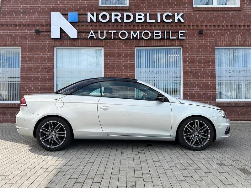 Usata VW Eos 122 CV (89 kW) 2012 Oro Cabrio