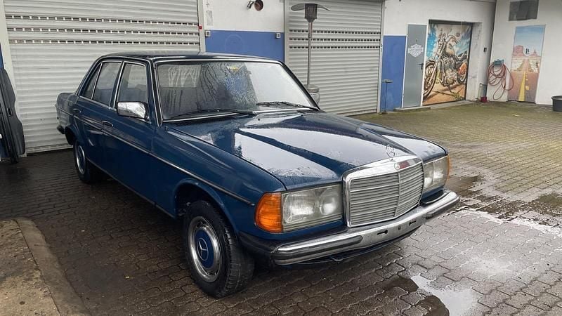 Blau Gebraucht 1982 Mercedes 200 Limousine | 3.499 € - Bild 1/4