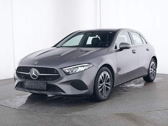 Grau Gebraucht 2024 Mercedes A180 Kleinwagen | 26.480 € (Guter Preis) - Bild 1/4