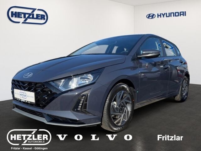 Aurora grey / met Neu 2025 Hyundai i20 Trend Limousine | 23.990 € (Fairer Preis) - Bild 1/4