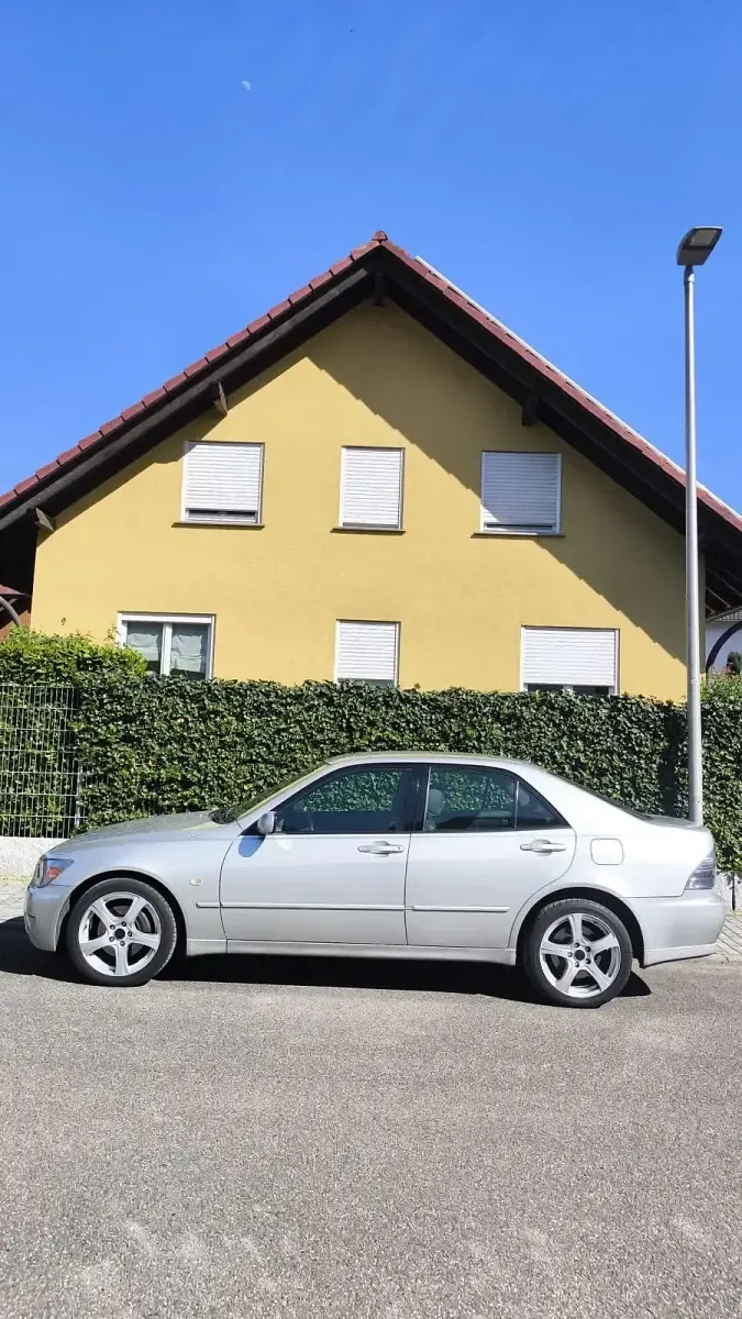 Second-hand Lexus IS200 155 CP (114 kW) 2005 Argintiu Berlinǎ