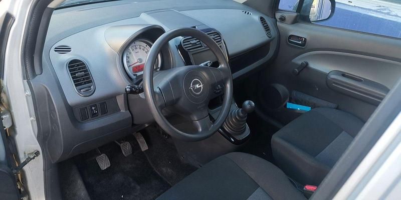 Gebraucht Opel Agila 65 PS (47 kW) 2011 Silber Kleinwagen