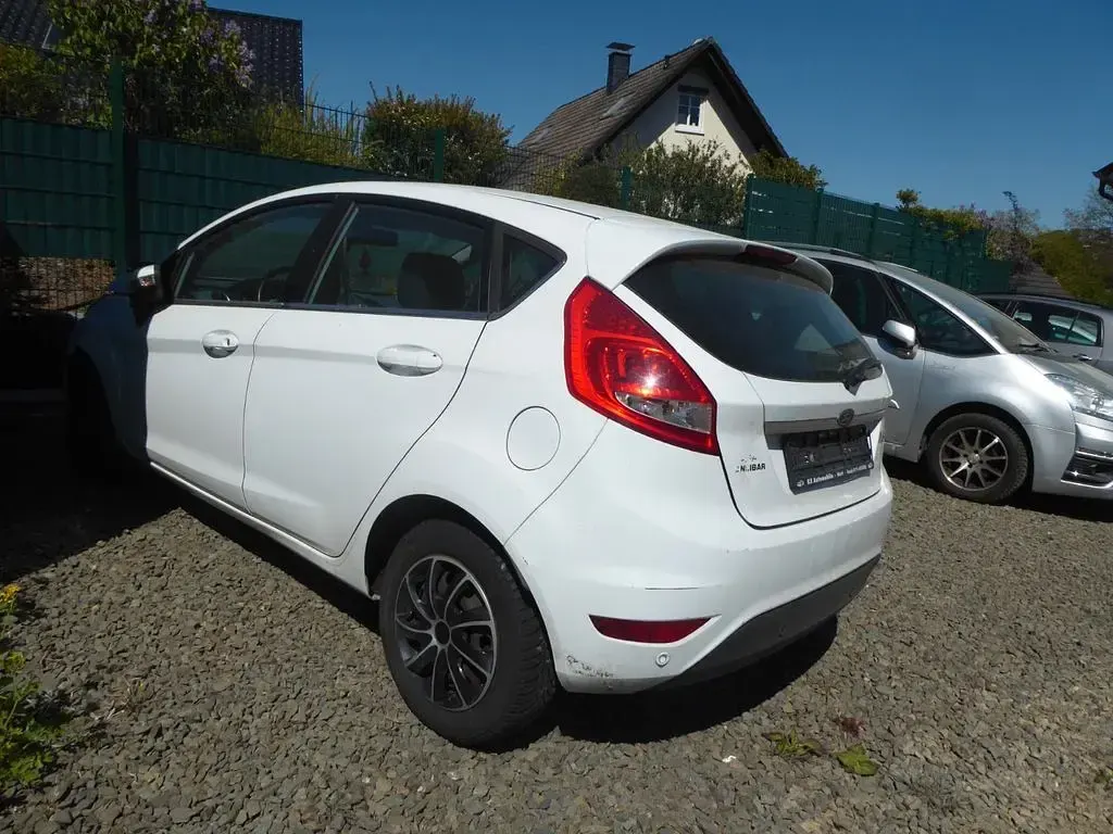 Usata Ford Fiesta Titanium 82 CV (60 kW) 2010 Bianco Berlina