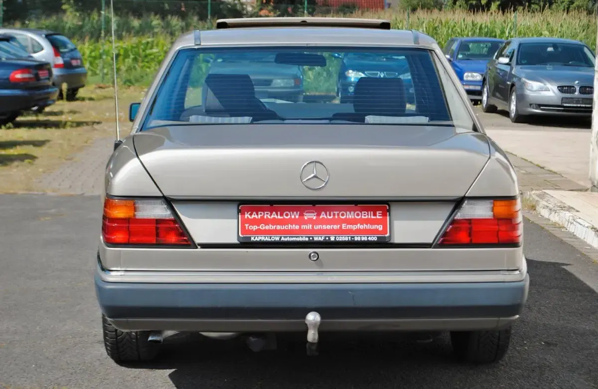 Gebraucht Mercedes E200 118 PS (86 kW) 1989 Silber Limousine