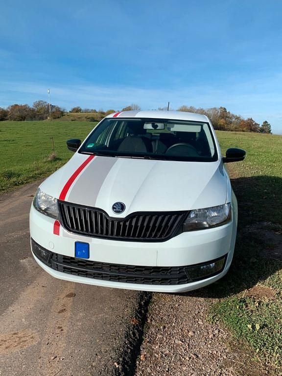 Weiß Gebraucht 2016 Skoda Rapid Cool Edition Limousine | 7.900 € (Fairer Preis) - Bild 1/4