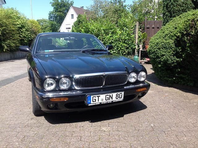 Schwarz metallic Gebraucht 1998 Jaguar XJ8 Limousine | 7.000 € - Bild 1/4