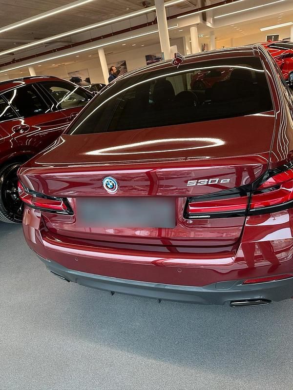 Gebraucht BMW 530e 292 PS (214 kW) 2022 Rot Limousine