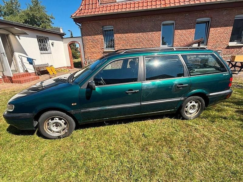 Grün Gebraucht 1996 VW Passat Kombi | 1.550 € (Guter Preis) - Bild 1/4
