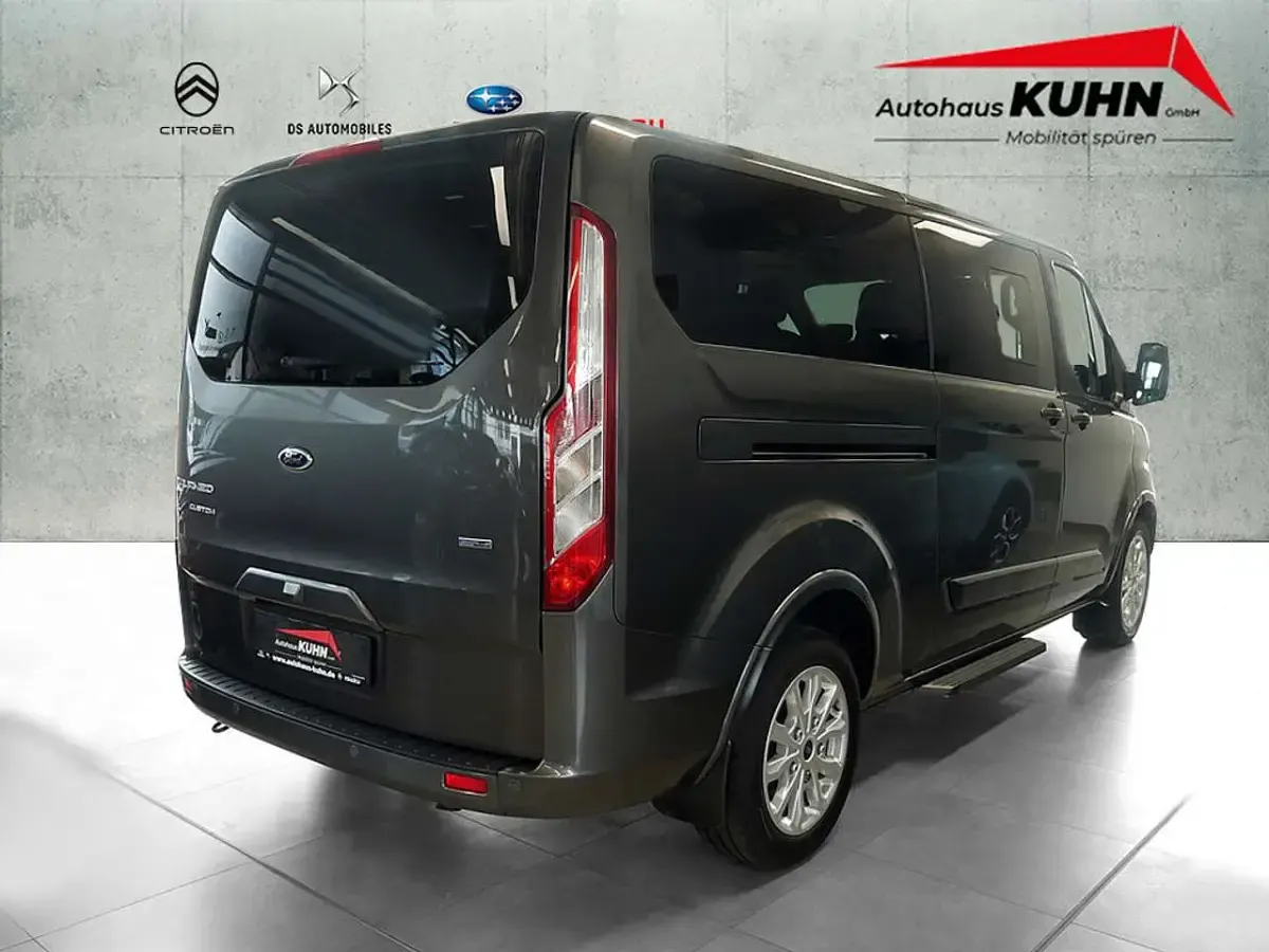 Gebraucht Ford Tourneo Titanium 131 PS (96 kW) 2018 Magnetic grau Van / Kleinbus