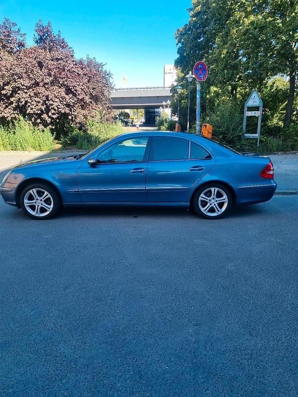 Blau Gebraucht 2003 Mercedes E200 Limousine | 4.200 € (Guter Preis) - Bild 1/4