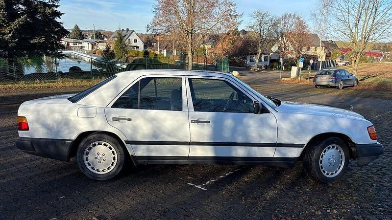 Gebraucht Mercedes 200 72 PS (52 kW) 1987 Weiß Limousine