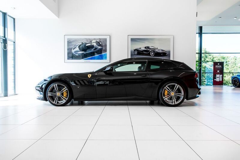 Schwarz Gebraucht 2017 Ferrari GTC4Lusso Limousine | 209.500 € (Fairer Preis) - Bild 1/4