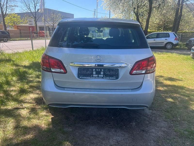 Usata Mercedes B180 122 CV (89 kW) 2017 Argento Monovolume