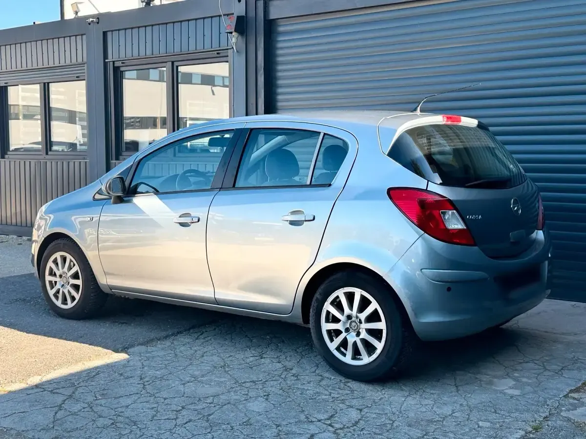 Usado Opel Corsa 86 HP (63 kW) 2012 Cinzento Citadino