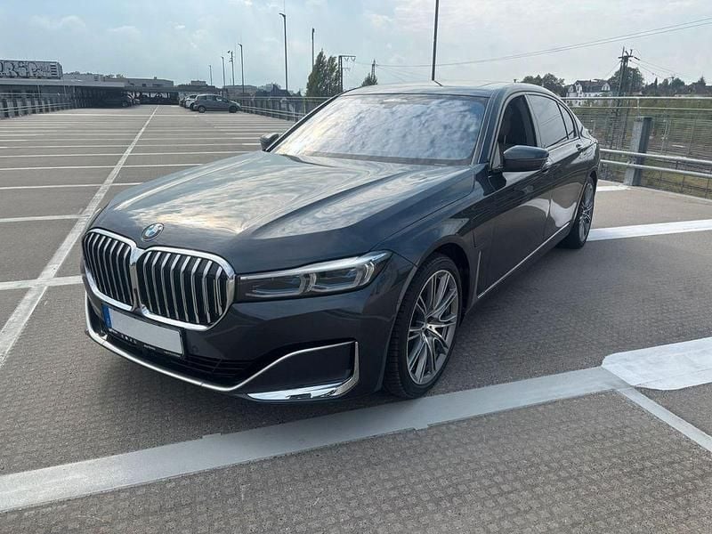 Grau Gebraucht 2019 BMW 745L Limousine | 54.900 € - Bild 1/4