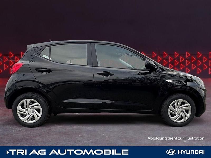 Gebraucht Hyundai i10 Select 63 PS (46 kW) 2024 Phantom black / met Kleinwagen