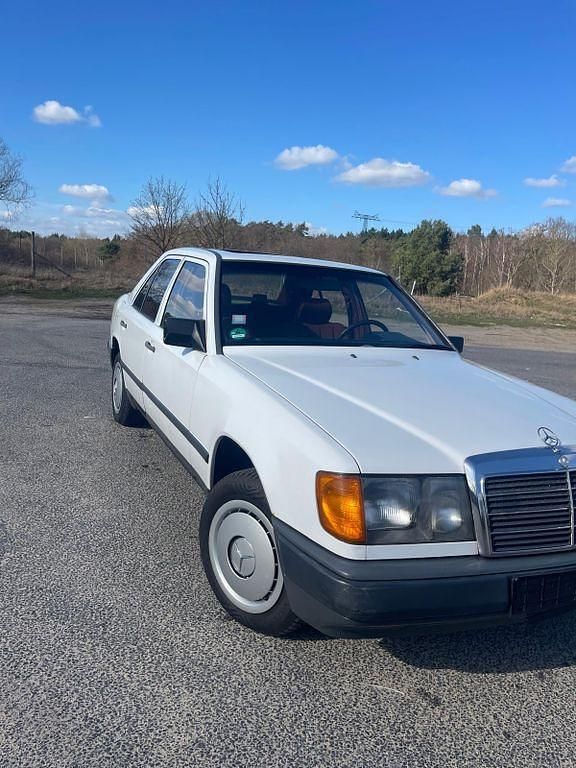 Gebraucht Mercedes 200 105 PS (77 kW) 1987 Weiß Limousine