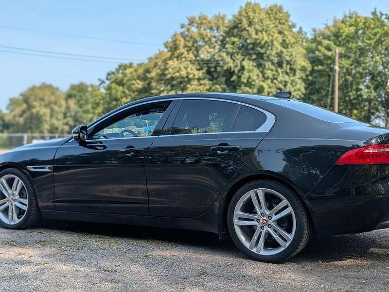 Gebraucht Jaguar XE Portfolio 180 PS (132 kW) 2017 Schwarz Limousine