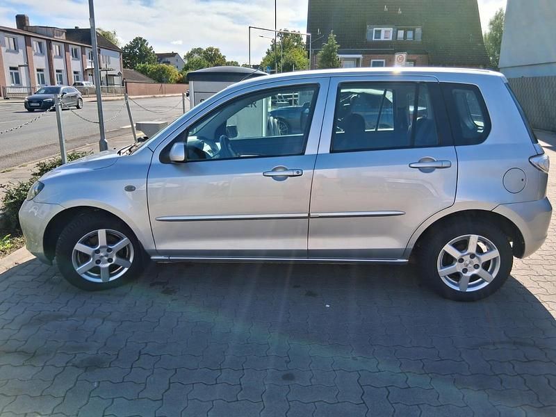 Silber Gebraucht 2006 Mazda 2 Limousine | 1.400 € - Bild 1/4