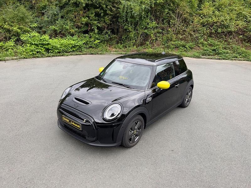 Schwarz Gebraucht 2021 Mini Cooper SE Kleinwagen | 20.500 € (Etwas zu teuer) - Bild 1/4