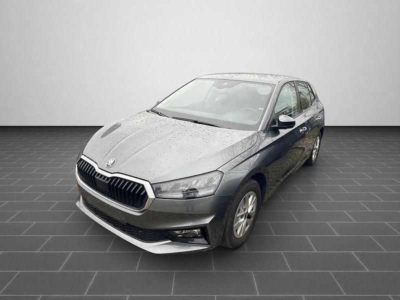 Graphitegrau metallic (metallic) Gebraucht 2025 Skoda Fabia Limousine | 20.500 € (Guter Preis) - Bild 1/4