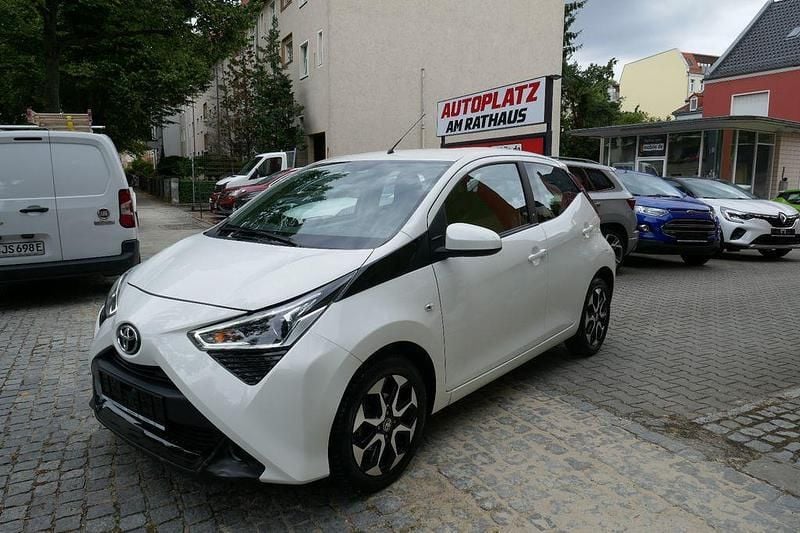 Weiß Gebraucht 2021 Toyota Aygo X-play Kleinwagen | 9.950 € (Fairer Preis) - Bild 1/3