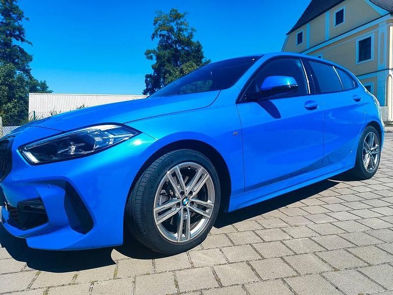 Blau Gebraucht 2020 BMW 118 M Sport Kleinwagen | 18.500 € (Guter Preis) - Bild 1/4