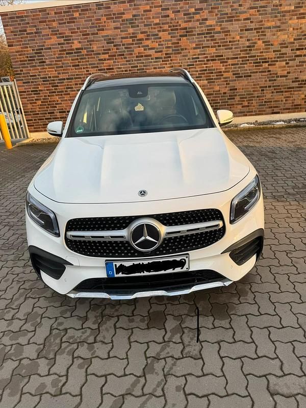 Weiß Gebraucht 2022 Mercedes GLB200 AMG SUV | 36.500 € (Fairer Preis) - Bild 1/4