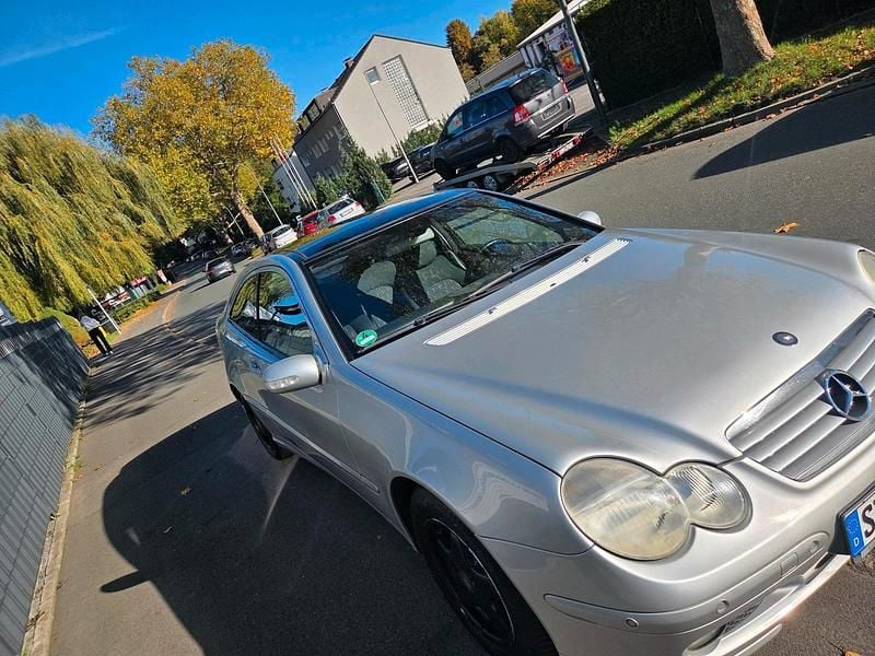 Silber Gebraucht 2003 Mercedes 220 Coupé | 2.950 € - Bild 1/4