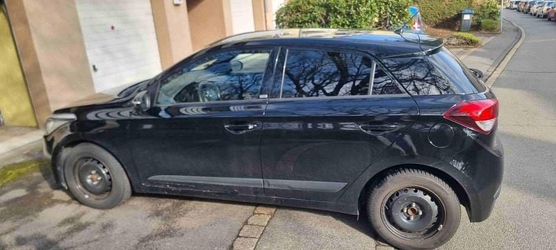 Gebraucht Hyundai i20 Passion 101 PS (74 kW) 2016 Schwarz Kleinwagen