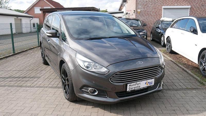 Grau Gebraucht 2018 Ford S-MAX Titanium Van / Kleinbus | 22.990 € (Etwas zu teuer) - Bild 1/4