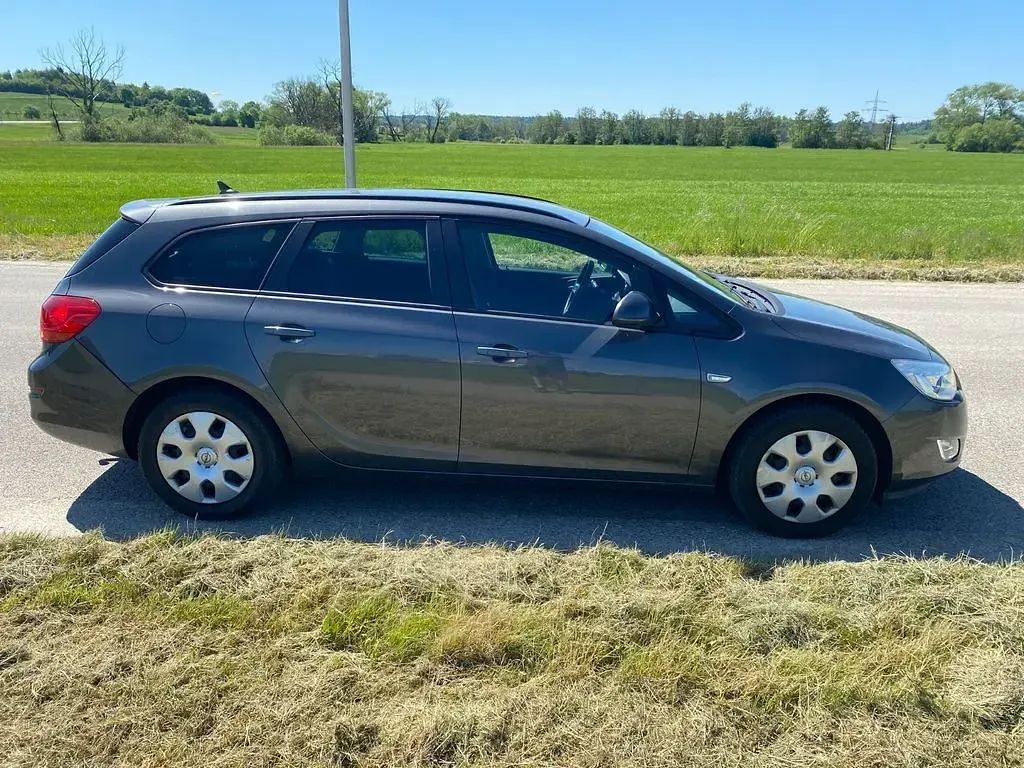 Gebraucht Opel Astra 140 PS (102 kW) 2011 Grau Kombi